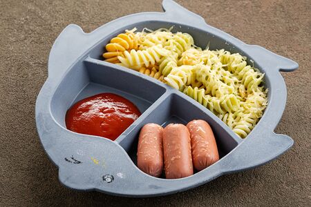 Сосиски с макарошками и кетчупом