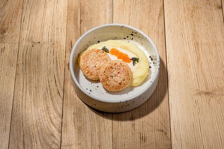 Крабовые котлеты с картофельным пюре