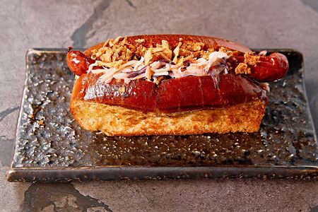 Французская булочка бриошь с крафтовой колбаской егерь и коул слоу 