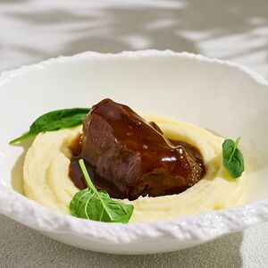 Томленые щечки с пюре и соусом Демиглас