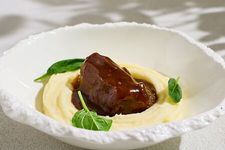 Томленые щечки с пюре и соусом Демиглас