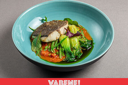 Угольная рыба с соусом из томатов и свежей фасолью