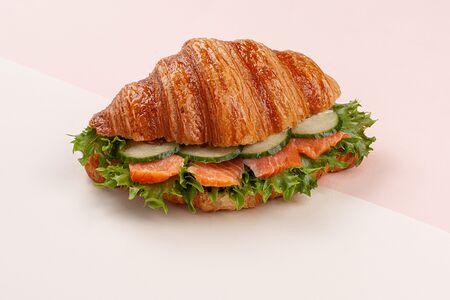 Круассан с лососем