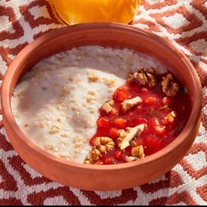 Овсяная каша с клубничным конфи 