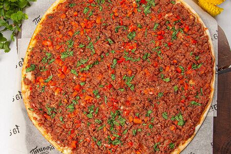 Лепешка ламаджо с говядиной, болгарским перцем и томатами