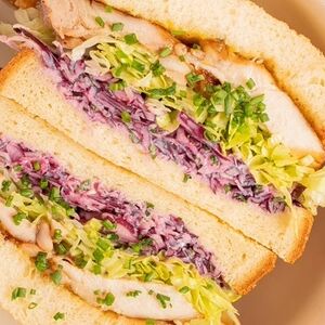 Сэндвич сандо с курицей и салатом коул слоу