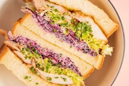 Сэндвич сандо с курицей и салатом коул слоу