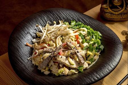 Лапша с курицей и говядиной в сливочном соусе