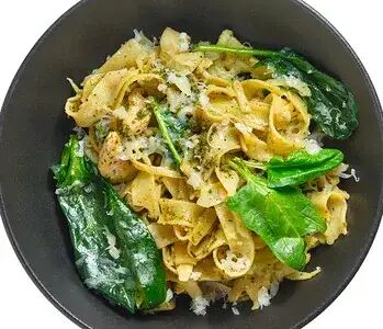 Феттуччине с курицей и песто