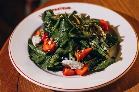 Салат с клубникой и сыром