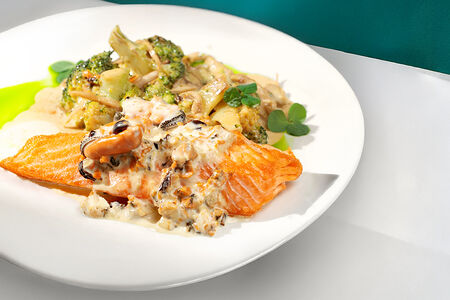 Лосось с брокколи и соусом из мидий