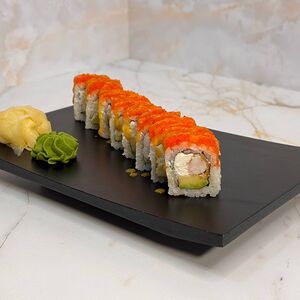 Ролл с креветкой темпура и соусом манго