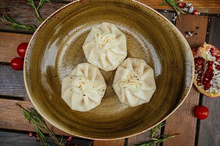 Хинкали с креветками и томатами 