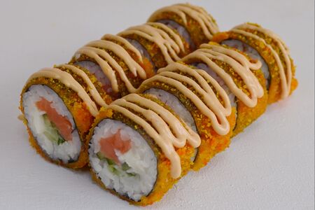 Жареный ролл с лососем