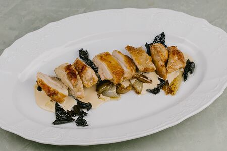 Куриное бедро с черными лисичками, луком-шалот и имбирным соусом