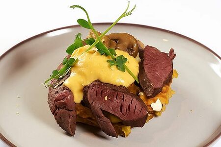 Бенедикт-картофель-ростбиф