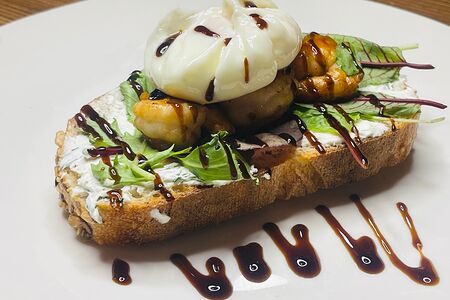 Брускетта с тигровыми креветками и яйцом пашот 