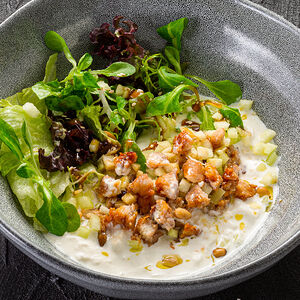 Салат с угрем и творожным сыром