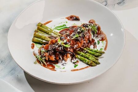 Утиная грудка со спаржей и сливовым соусом 