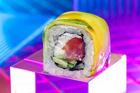 Ролл с авокадо, лососем и тунцом