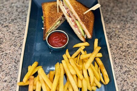 Клаб-сэндвич с копченой курицей и беконом