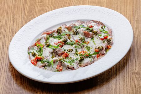 Ростбиф с сальсой из печеного перца и соусом тоннато 