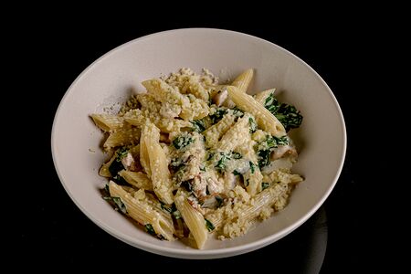 Пенне с курицей и грибами