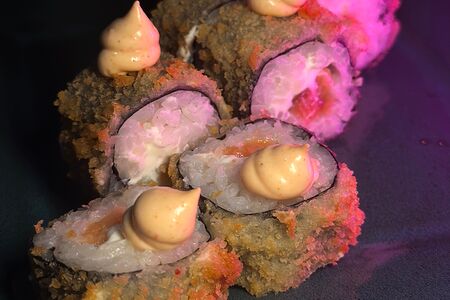 Теплый ролл с лососем