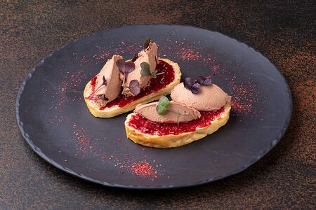 Тапас с парфе из куриной печени и ягодным конфитюром