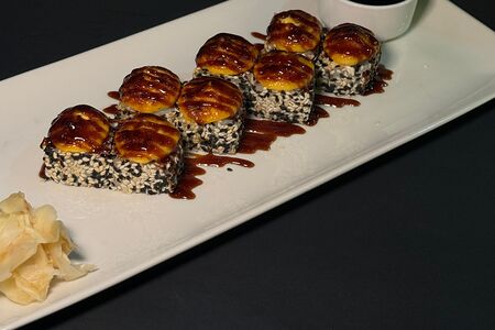 Ролл, запеченный с сырной шапкой и креветками