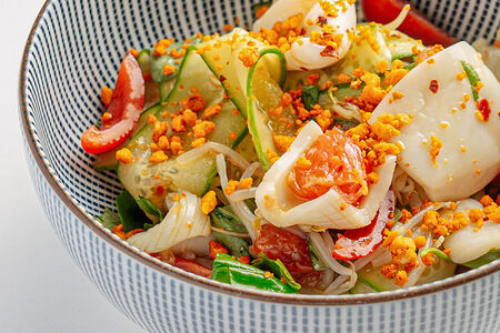 Тайский салат с кальмаром