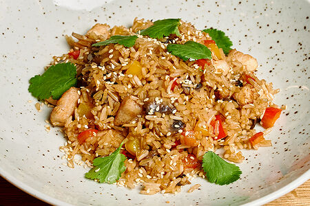 Бизнес-ланч Обжаренный рис с овощами и куриным филе