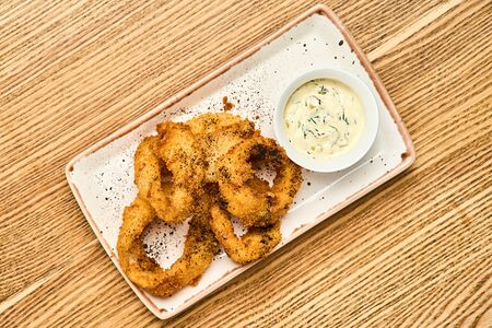 Кольца кальмара с соусом тартар