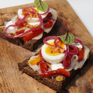 Чеховская брускетта с яйцом, подкопчённой рыбой и бородинским хлебом