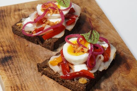Чеховская брускетта с яйцом, подкопчённой рыбой и бородинским хлебом