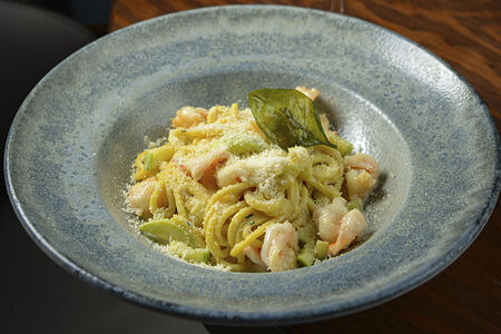 Паста с креветками и цукини