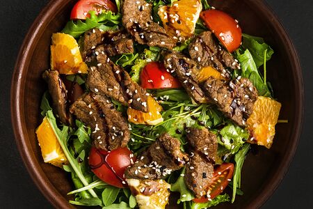 Микс-салат с апельсином, кедровыми орешками и говяжьей вырезкой