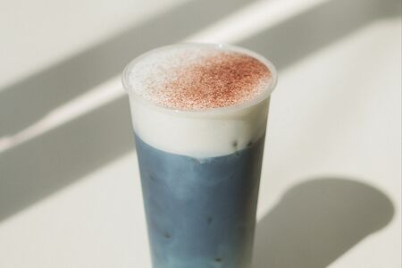 Миндальная матча со сливочной пенкой и пудрой из малины