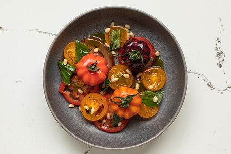 Сезонные томаты с рикоттой