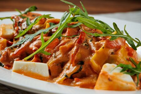 Tальятелле c моцареллой и вялеными томатами