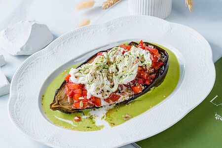 Запеченный баклажан с луковым джемом и нежным сырным кремом 