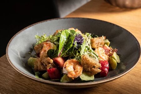 Теплый салат с креветками и помидорами