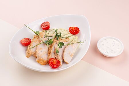 Куриная грудка с пюре и песто