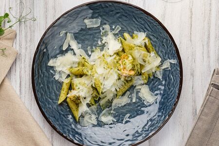 Пенне с креветками и соусом песто