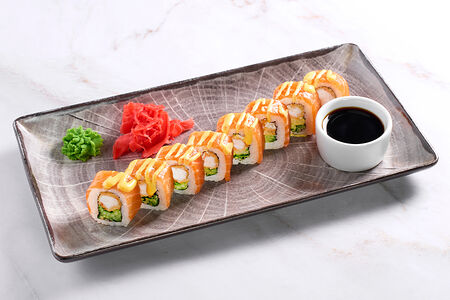 Ролл с лососем и манго