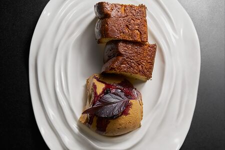 Паштет из печени цыплёнка с черничным вареньем