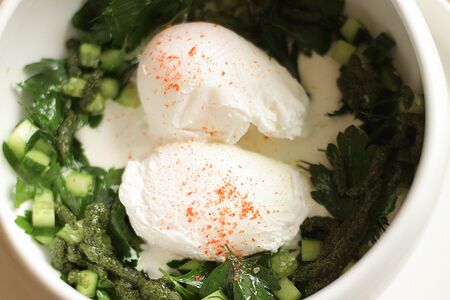 Яйца пашот с греческим йогуртом