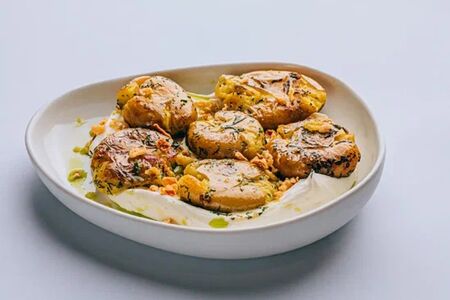 Картофель беби на муссе из творожного сыра 