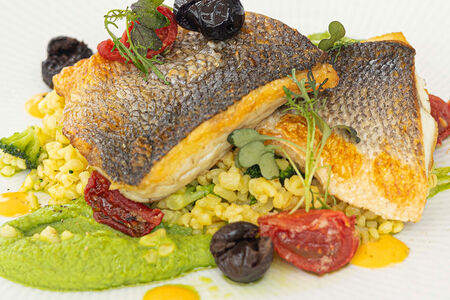 Филе сибаса с пюре из брокколи и булгуром