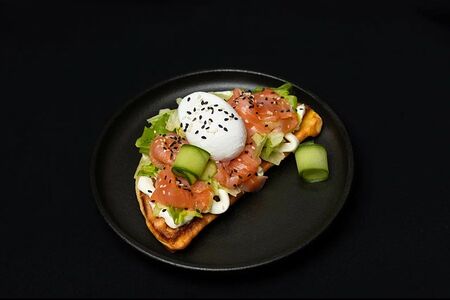 Вафля с лососем и яйцом пашот